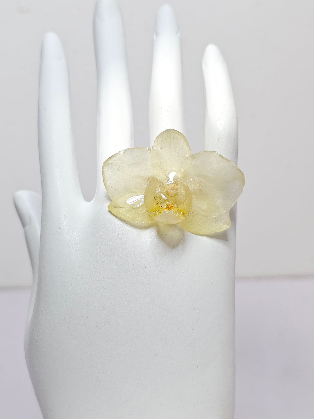 Anillo de Mini Orquídea Blanca artesanal con flor natural preservada; material: acero inoxidable, vista alternativa — ISAMOR