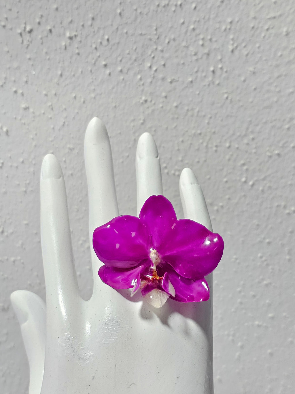 Anillo de Mini Orquídea Magenta artesanal con flor natural preservada; material: acero inoxidable