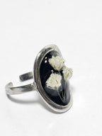 Anillo Nube artesanal con flor natural preservada; material: acero inoxidable, vista 3