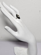 Anillo Nube artesanal con flor natural preservada; material: acero inoxidable, vista 4