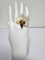 Anillo de Orquídea Blanca con Morado artesanal con flor natural preservada; material: acero inoxidable, vista 2