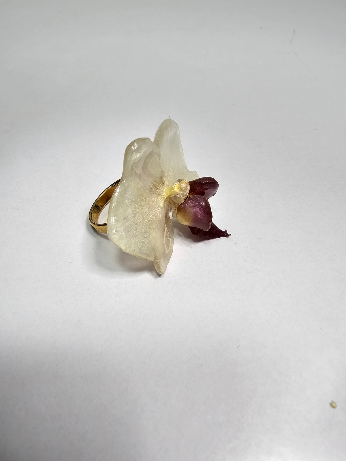 Anillo de Orquídea Blanca con Morado artesanal con flor natural preservada; material: acero inoxidable, vista 3