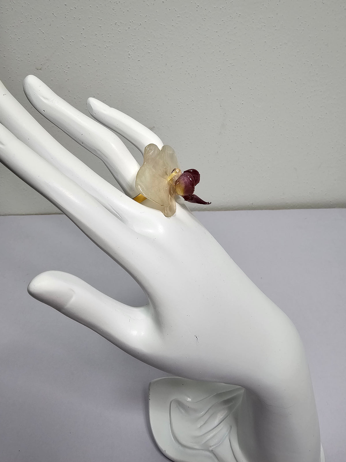 Anillo de Orquídea Blanca con Morado artesanal con flor natural preservada; material: acero inoxidable, vista 4