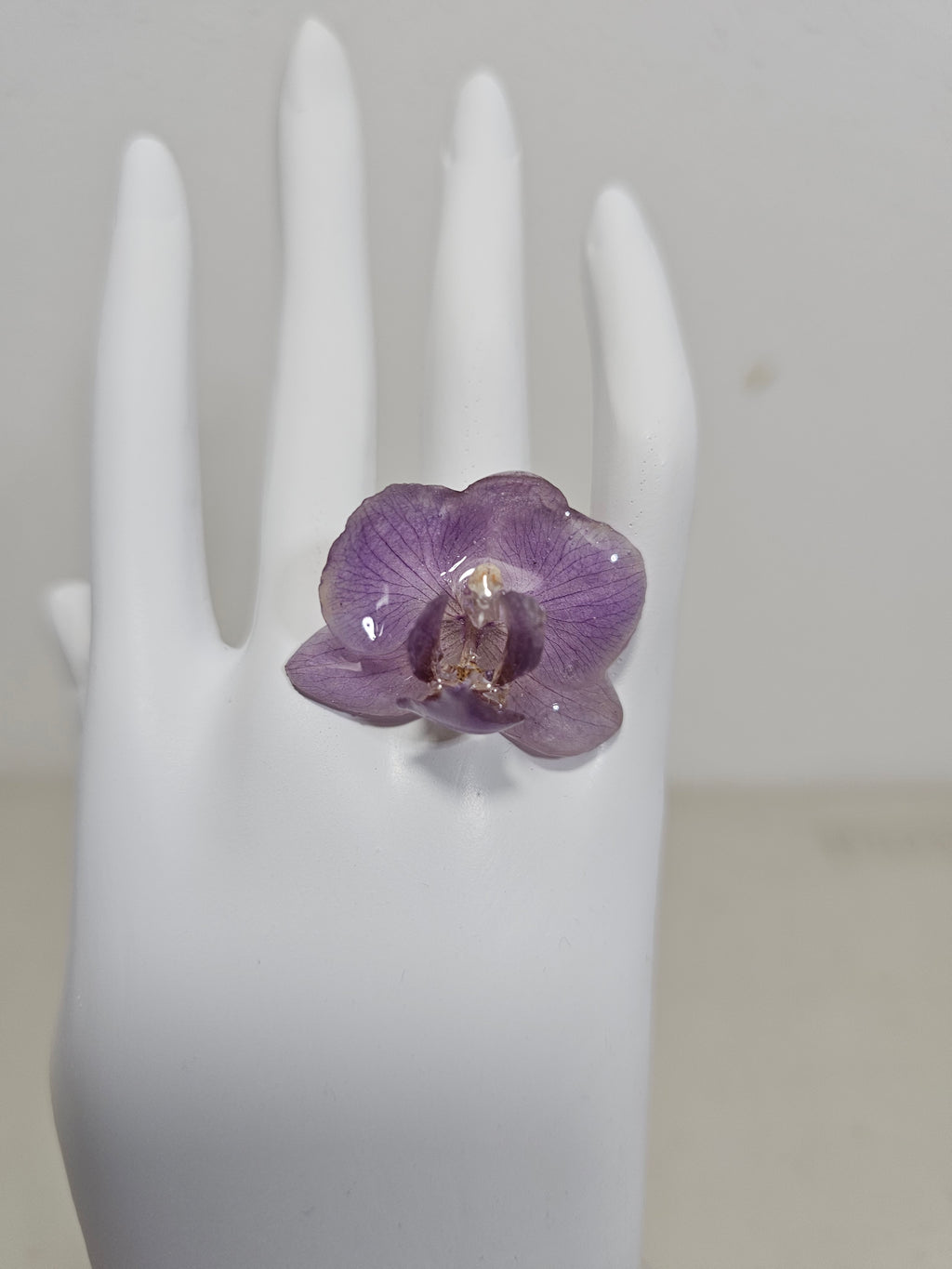 Anillo de Orquídea Lila artesanal con flor natural preservada; material: acero inoxidable, vista 2