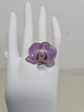 Anillo de Orquídea Lila artesanal con flor natural preservada; material: acero inoxidable, vista 2