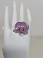 Anillo de Orquídea Lila artesanal con flor natural preservada; material: acero inoxidable, vista 2