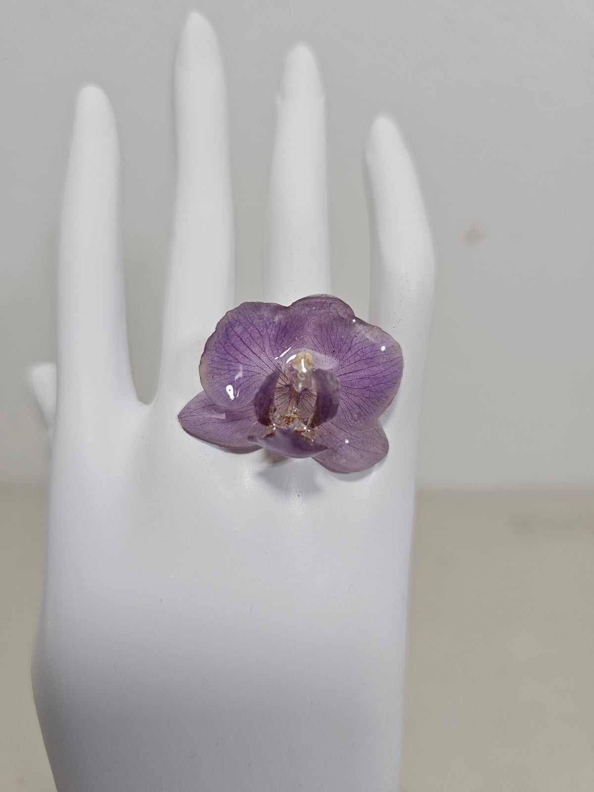 Anillo de Orquídea Lila artesanal con flor natural preservada; material: acero inoxidable, vista 2