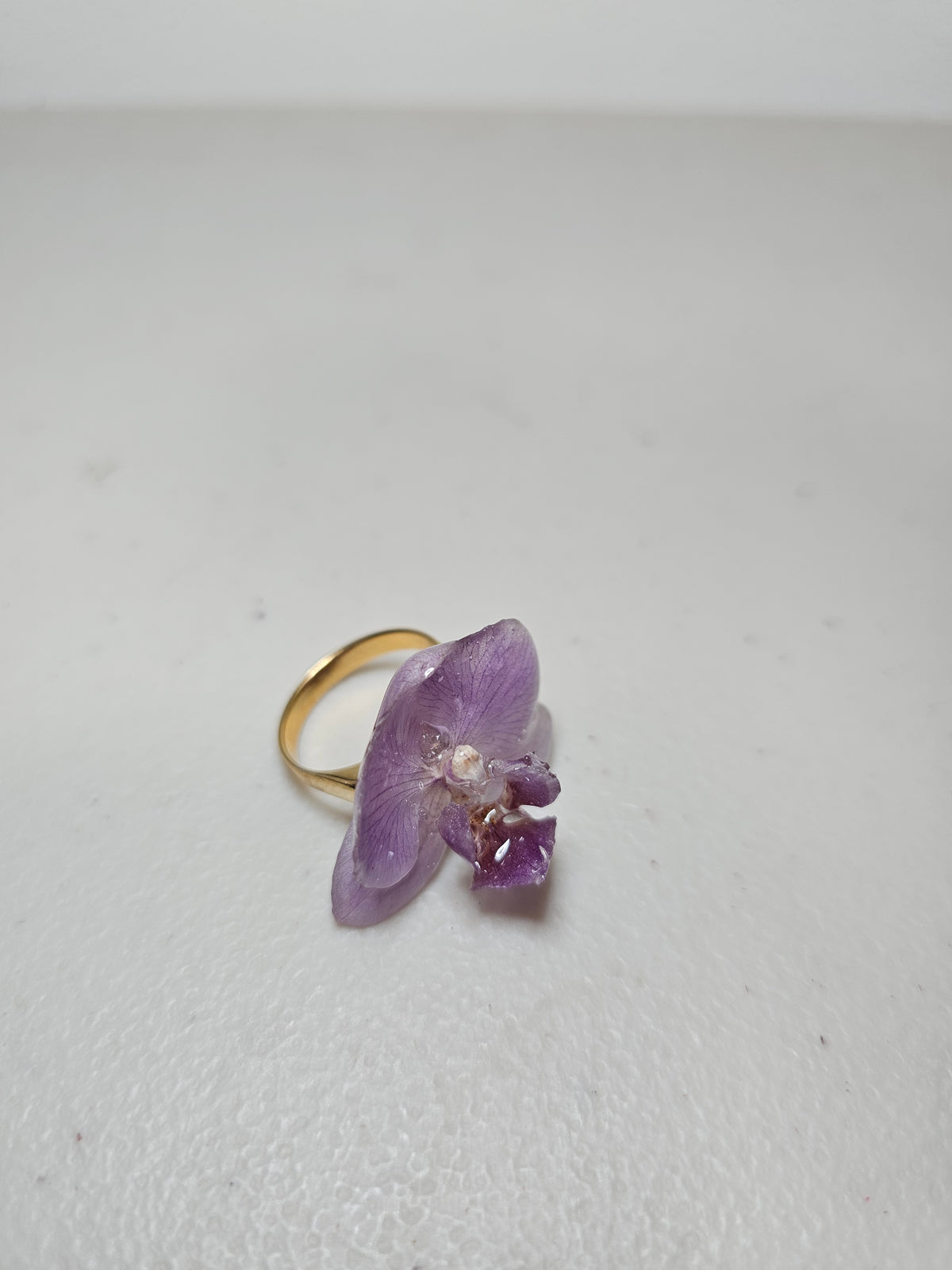 Anillo de Orquídea Lila artesanal con flor natural preservada; material: acero inoxidable, vista 3