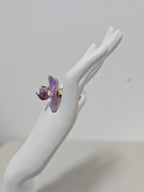 Anillo de Orquídea Lila artesanal con flor natural preservada; material: acero inoxidable, vista 4
