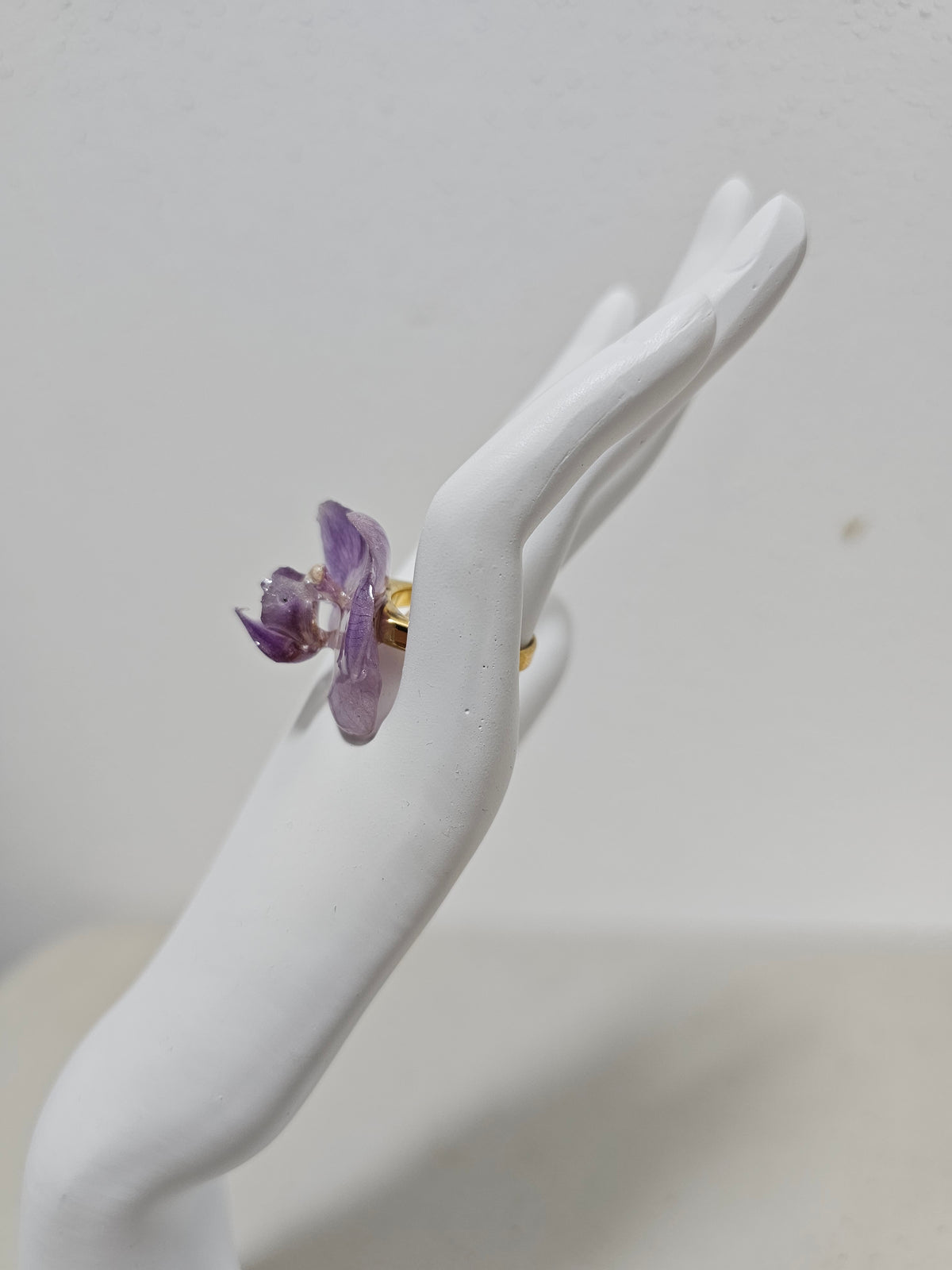 Anillo de Orquídea Lila artesanal con flor natural preservada; material: acero inoxidable, vista 4