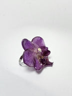 Anillo de Orquídea Morada artesanal con flor natural preservada; material: acero inoxidable, vista 5
