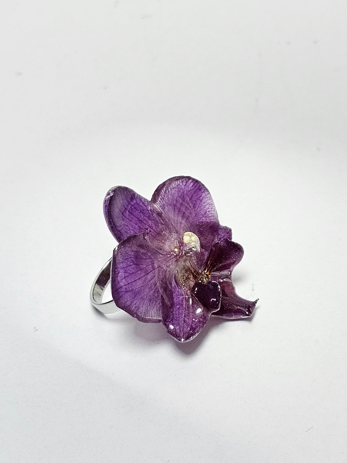 Anillo de Orquídea Morada artesanal con flor natural preservada; material: acero inoxidable, vista 5