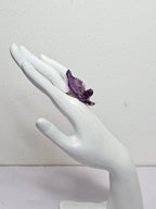 Anillo de Orquídea Morada artesanal con flor natural preservada; material: acero inoxidable, vista 6