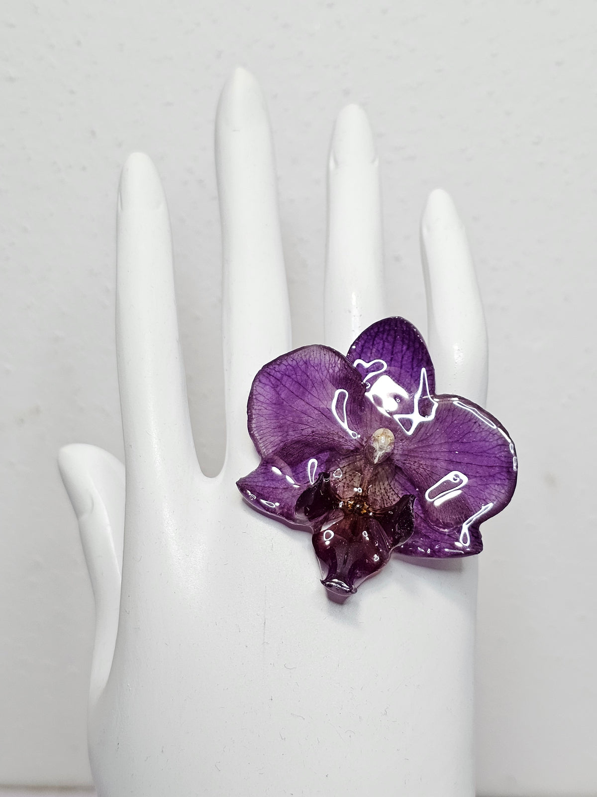 Anillo de Orquídea Morada artesanal con flor natural preservada; material: acero inoxidable, vista 2