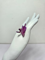 Anillo de Orquídea Morada artesanal con flor natural preservada; material: acero inoxidable, vista 4
