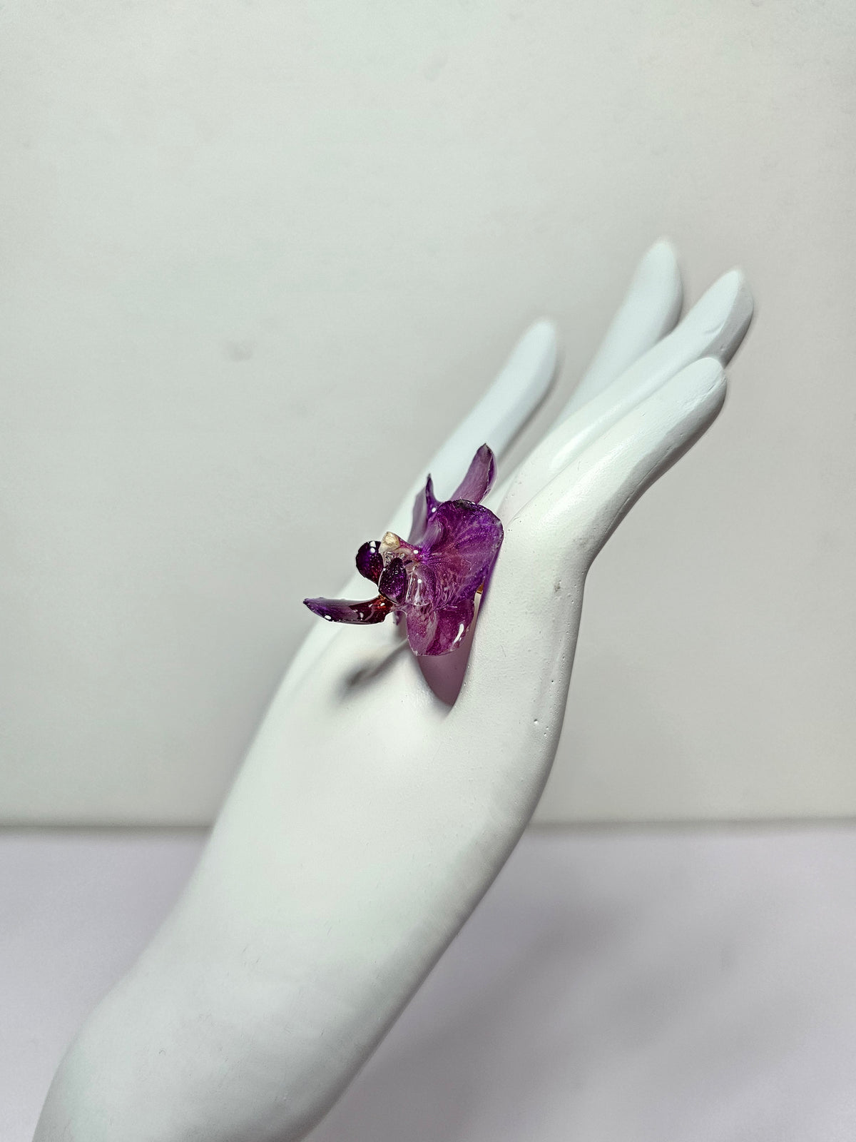Anillo de Orquídea Morada artesanal con flor natural preservada; material: acero inoxidable, vista 4