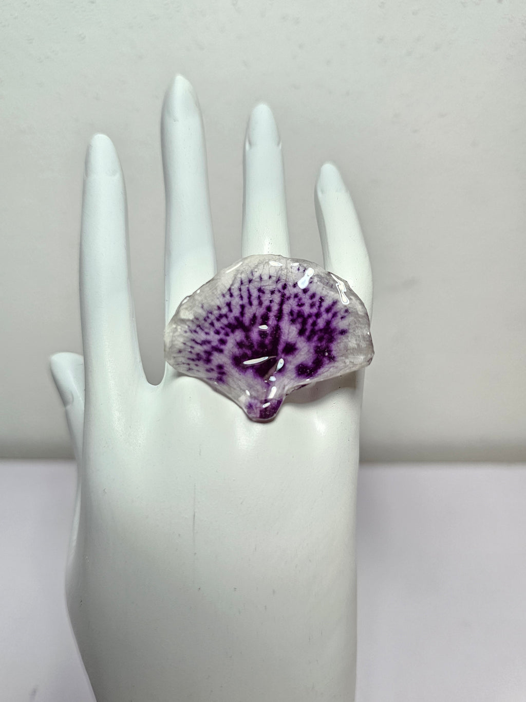 Anillo de Pétalos de Orquídea Abanico artesanal con flor natural preservada; material: acero inoxidable, vista 2
