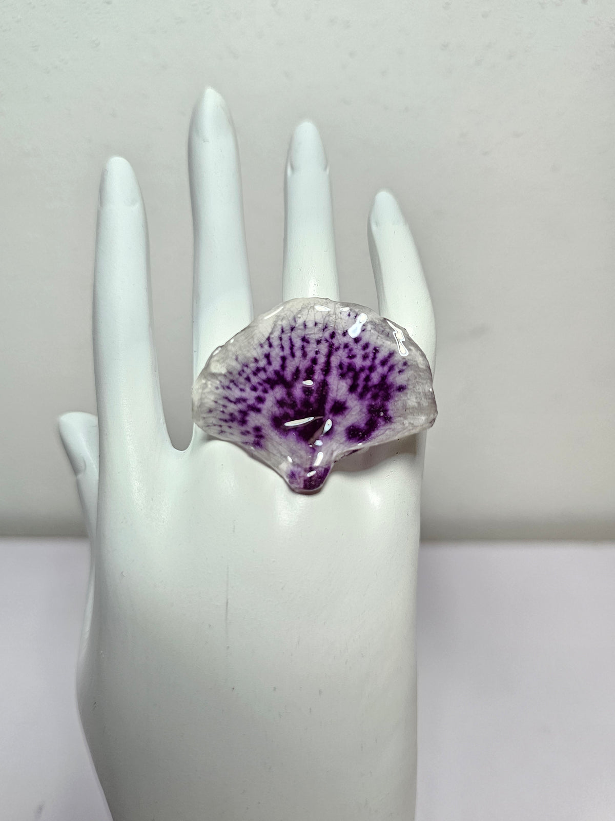 Anillo de Pétalos de Orquídea Abanico artesanal con flor natural preservada; material: acero inoxidable, vista 2