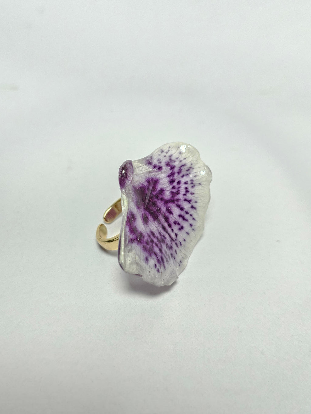 Anillo de Pétalos de Orquídea Abanico artesanal con flor natural preservada; material: acero inoxidable, vista 3