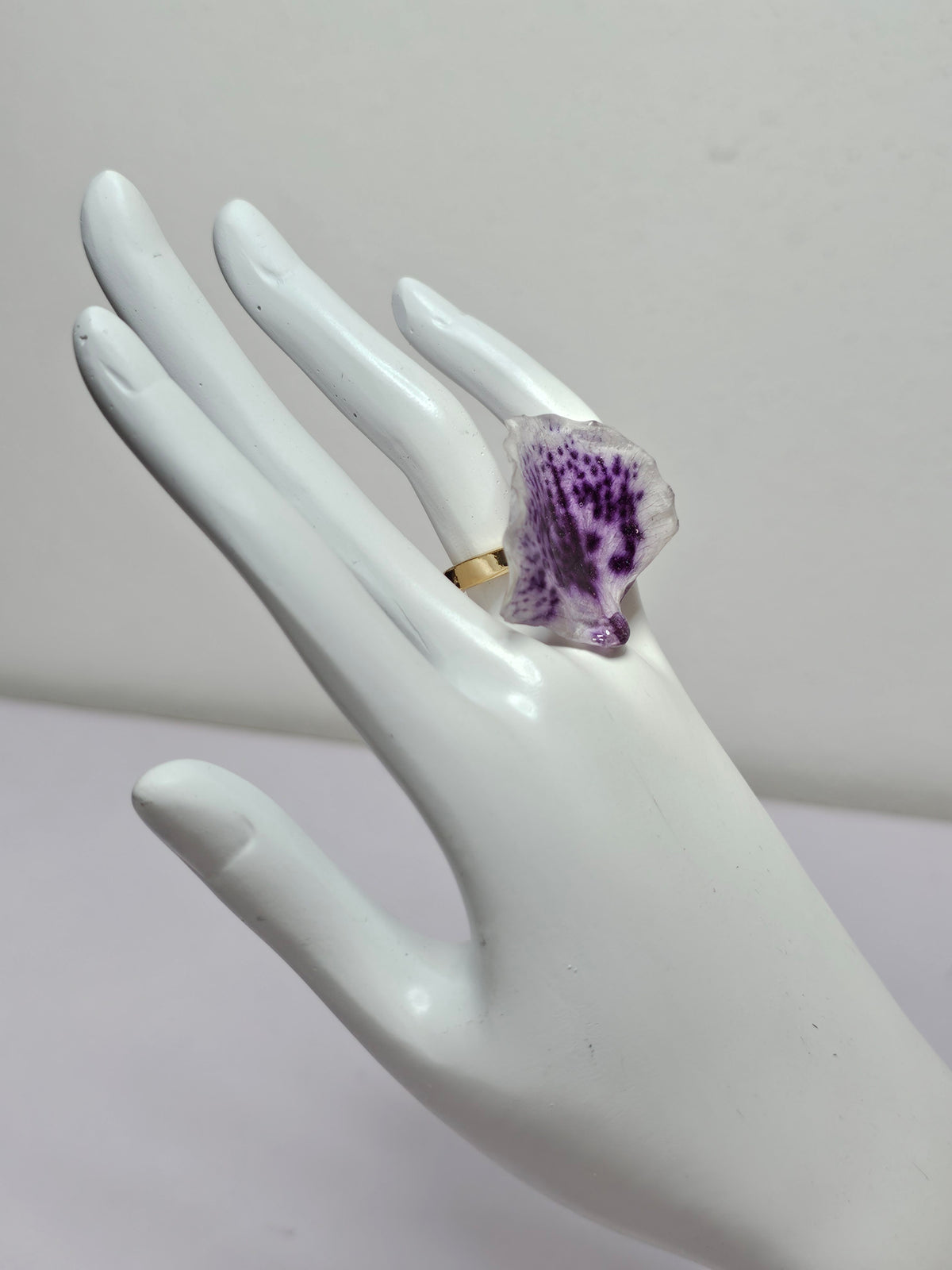 Anillo de Pétalos de Orquídea Abanico artesanal con flor natural preservada; material: acero inoxidable, vista 4