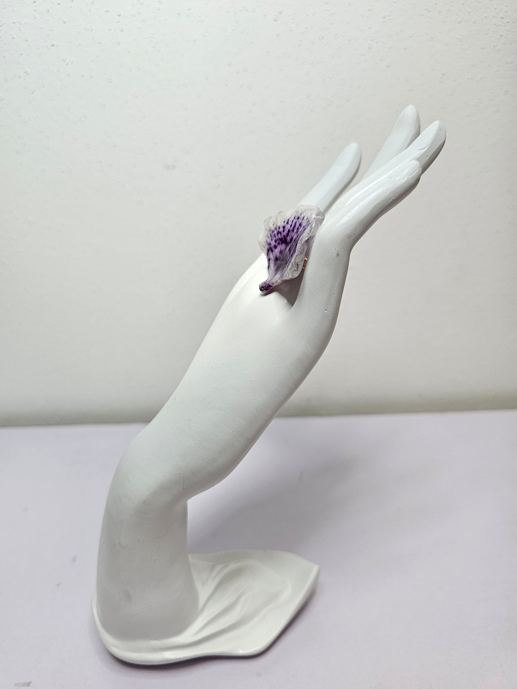 Anillo de Pétalos de Orquídea Abanico artesanal con flor natural preservada; material: acero inoxidable, vista 5