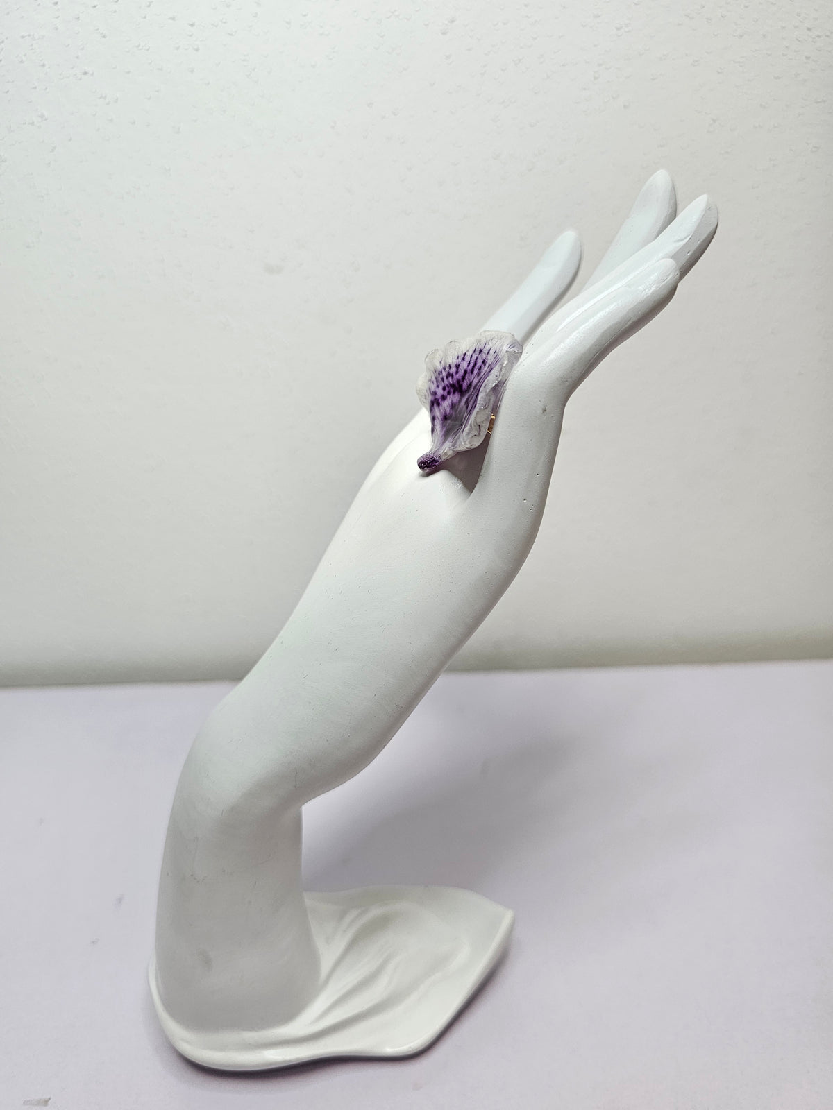 Anillo de Pétalos de Orquídea Abanico artesanal con flor natural preservada; material: acero inoxidable, vista 5