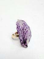Anillo de Pétalos de Orquídea Gota artesanal con flor natural preservada; material: acero inoxidable, vista 2