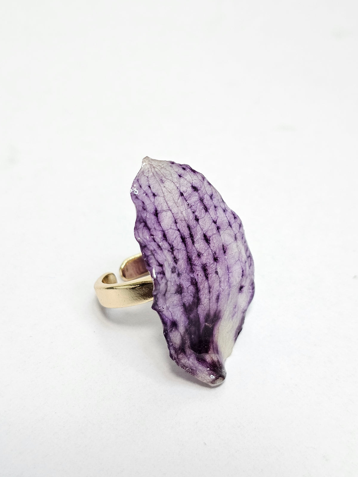 Anillo de Pétalos de Orquídea Gota artesanal con flor natural preservada; material: acero inoxidable, vista 2