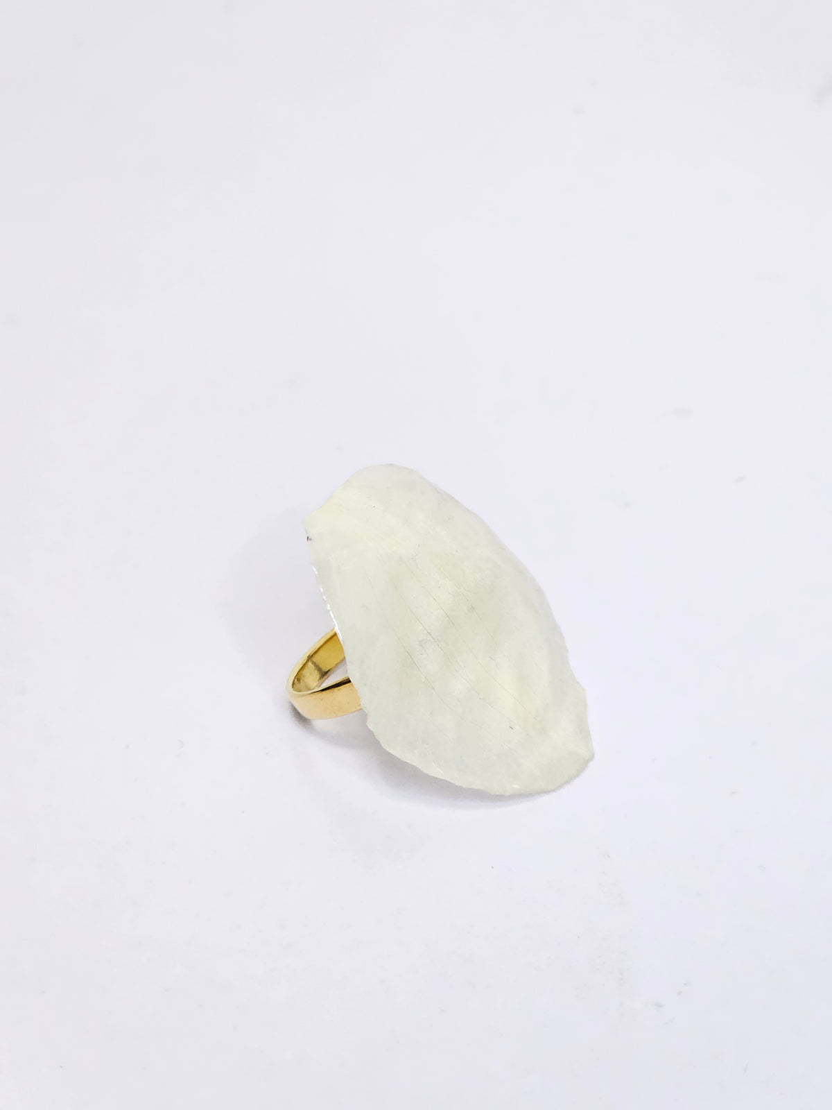 Anillo de Pétalos de Orquídea Gota artesanal con flor natural preservada; material: acero inoxidable, vista 3