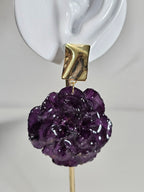 Aretes de Clavel Morado artesanal con flor natural preservada; material: acero inoxidable, vista 2