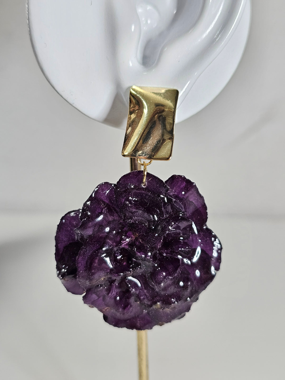 Aretes de Clavel Morado artesanal con flor natural preservada; material: acero inoxidable, vista 2