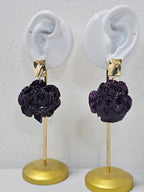 Aretes de Clavel Morado artesanal con flor natural preservada; material: acero inoxidable, vista 3