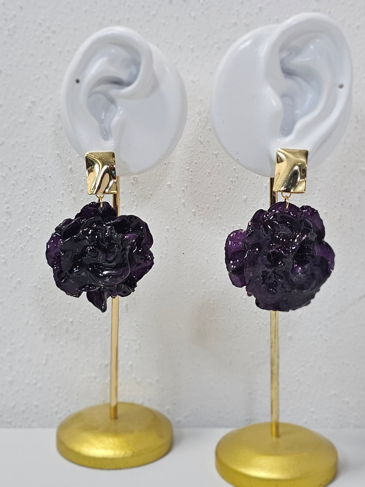 Aretes de Clavel Morado artesanal con flor natural preservada; material: acero inoxidable, vista 3