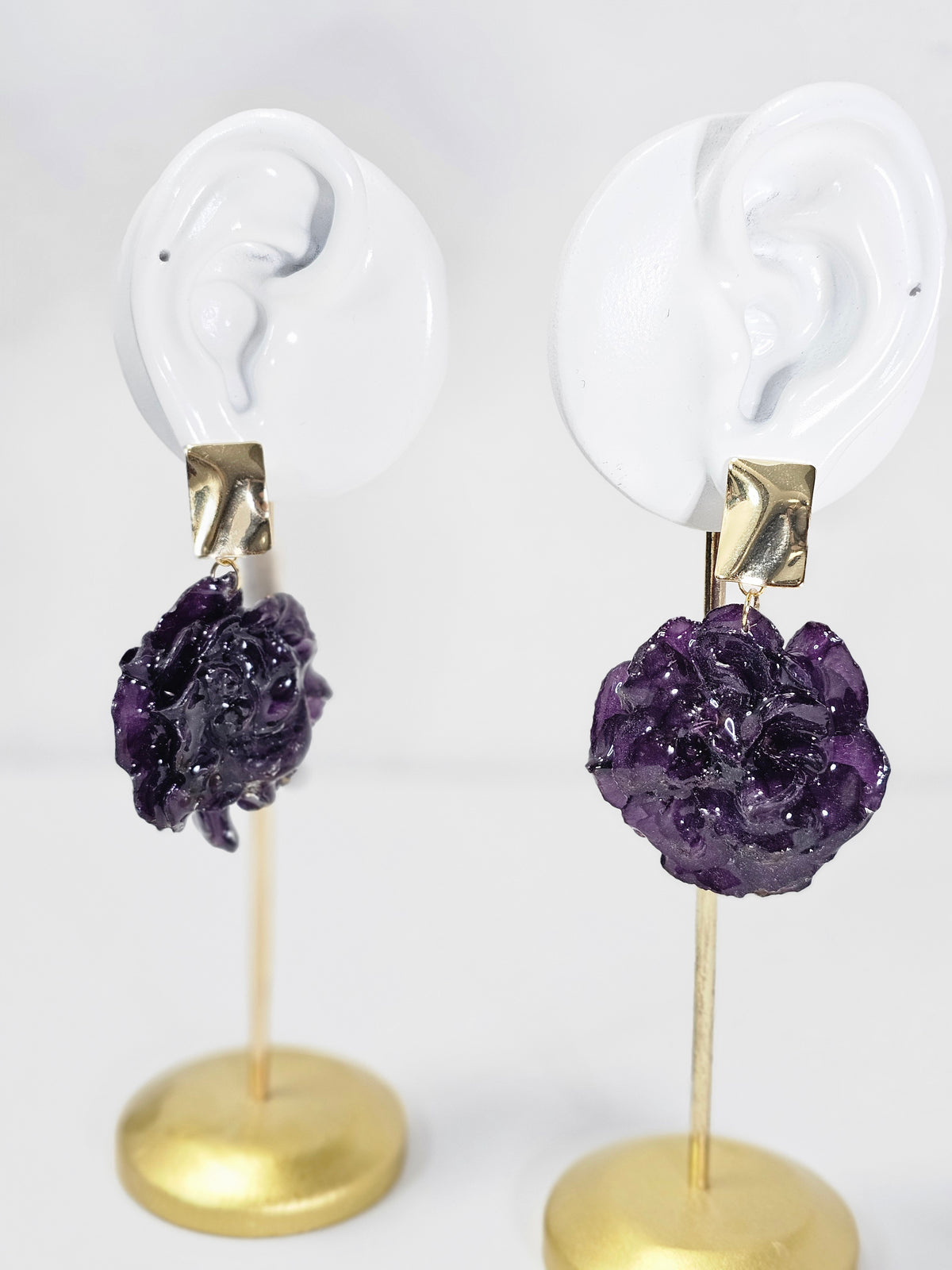 Aretes de Clavel Morado artesanal con flor natural preservada; material: acero inoxidable, vista 4