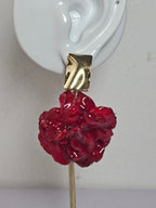 Aretes de Clavel Rojo artesanal con flor natural preservada; material: acero inoxidable, vista 2