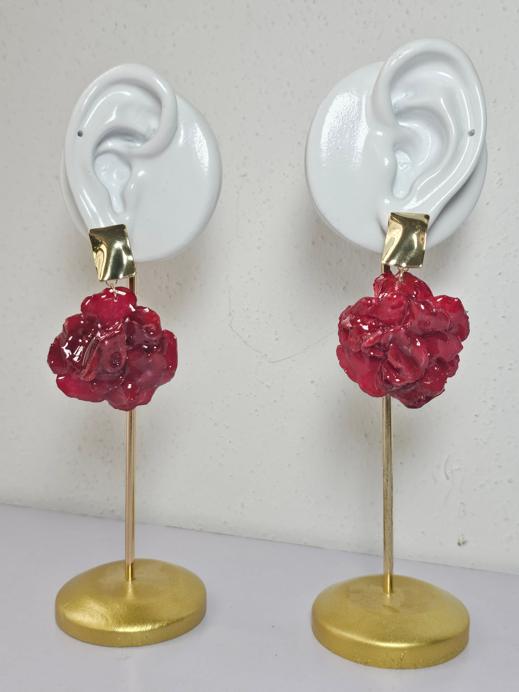 Aretes de Clavel Rojo artesanal con flor natural preservada; material: acero inoxidable, vista 3
