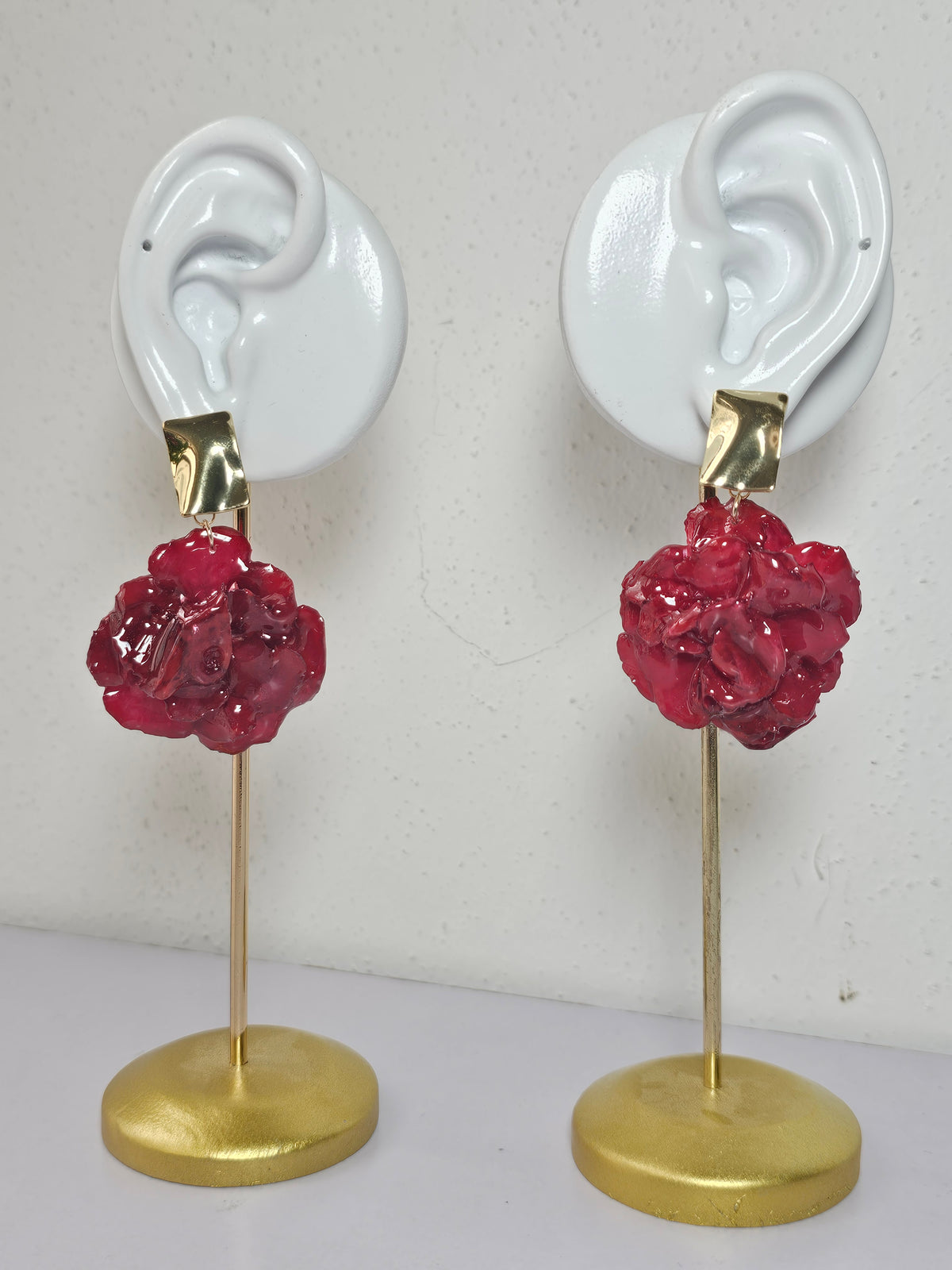 Aretes de Clavel Rojo artesanal con flor natural preservada; material: acero inoxidable, vista 3