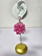 Aretes de Clavel Rosa artesanal con flor natural preservada; material: acero inoxidable, vista 2