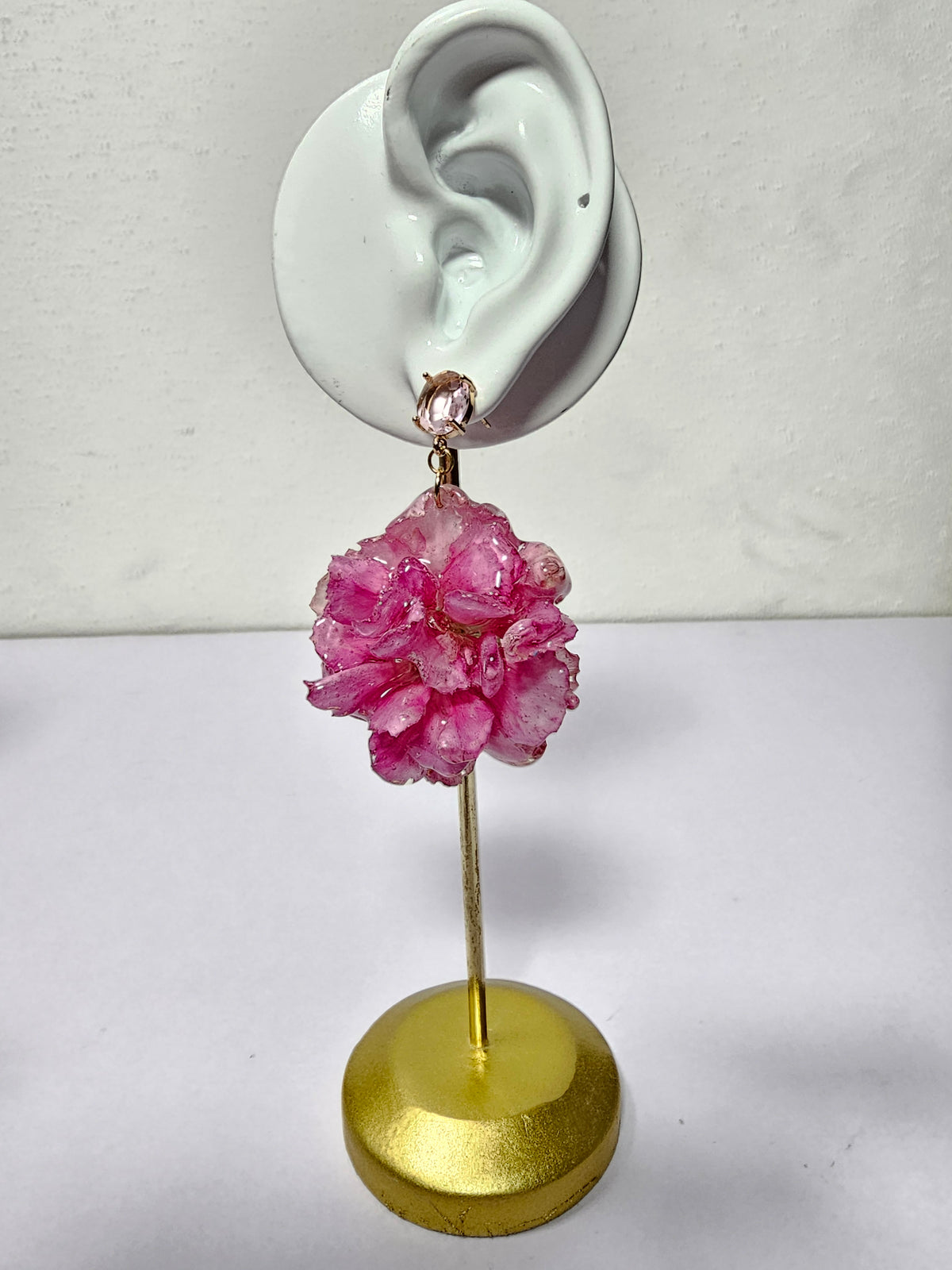 Aretes de Clavel Rosa artesanal con flor natural preservada; material: acero inoxidable, vista 2