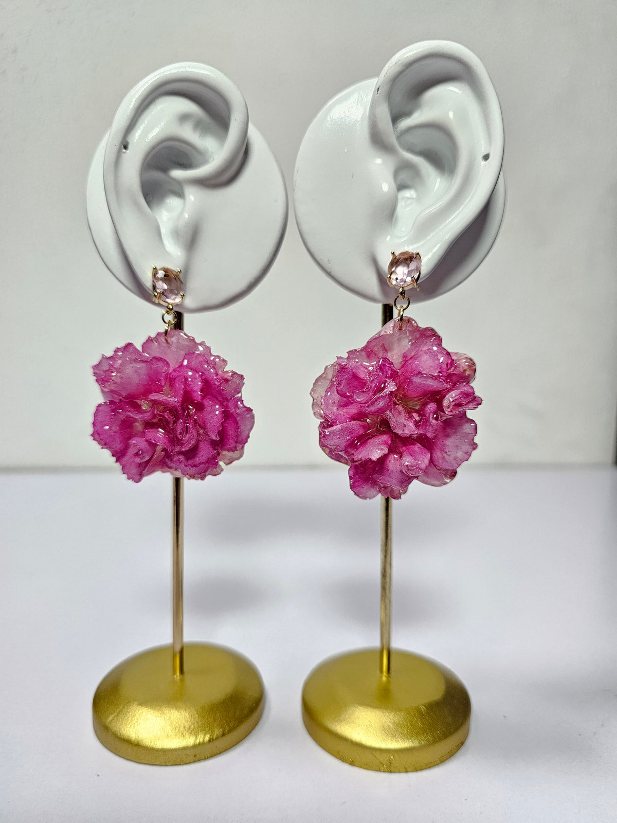 Aretes de Clavel Rosa artesanal con flor natural preservada; material: acero inoxidable, vista 3