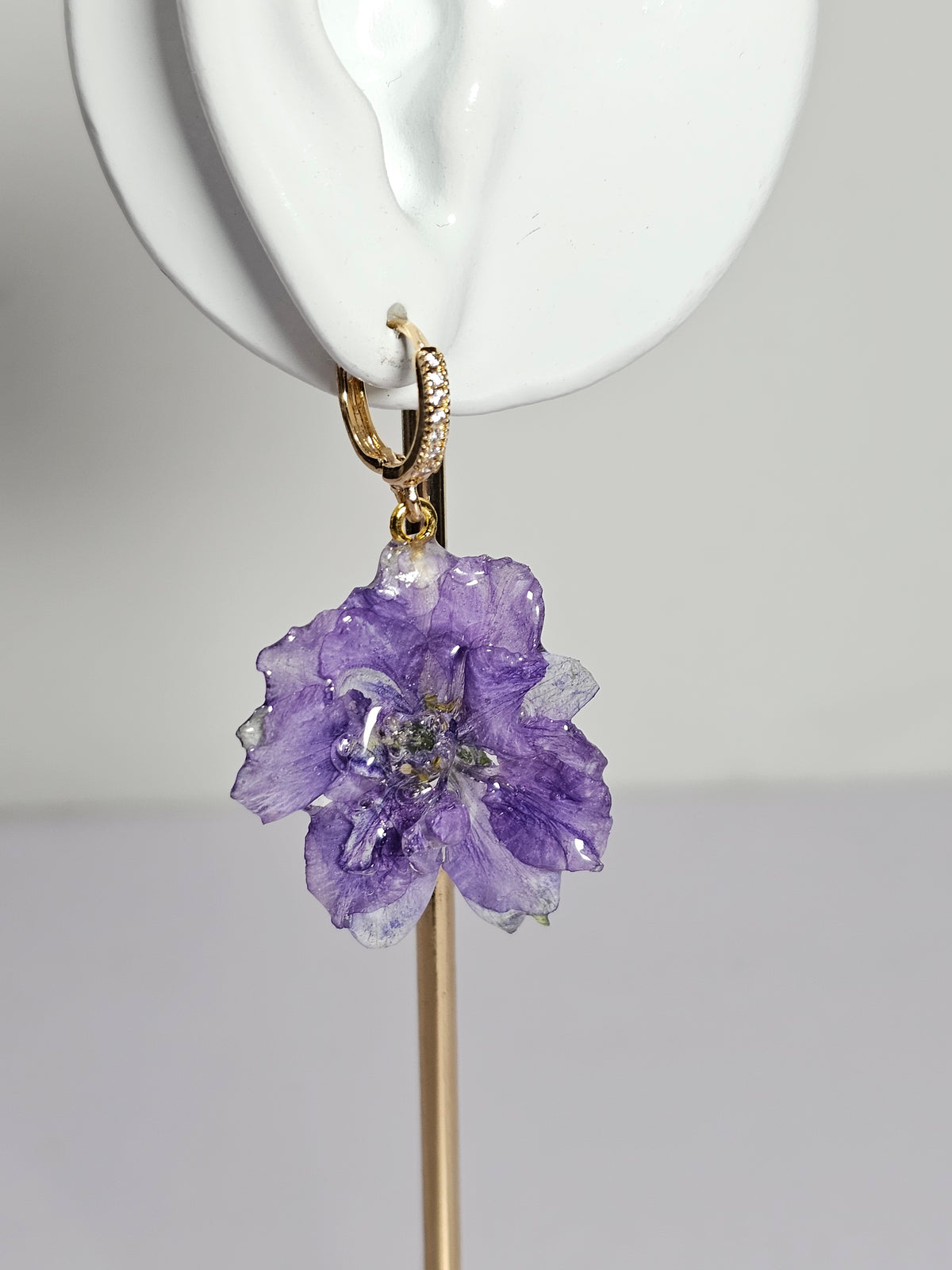 Aretes de Espuela de Caballero Morada artesanal con flor natural preservada; material: acero inoxidable y resina