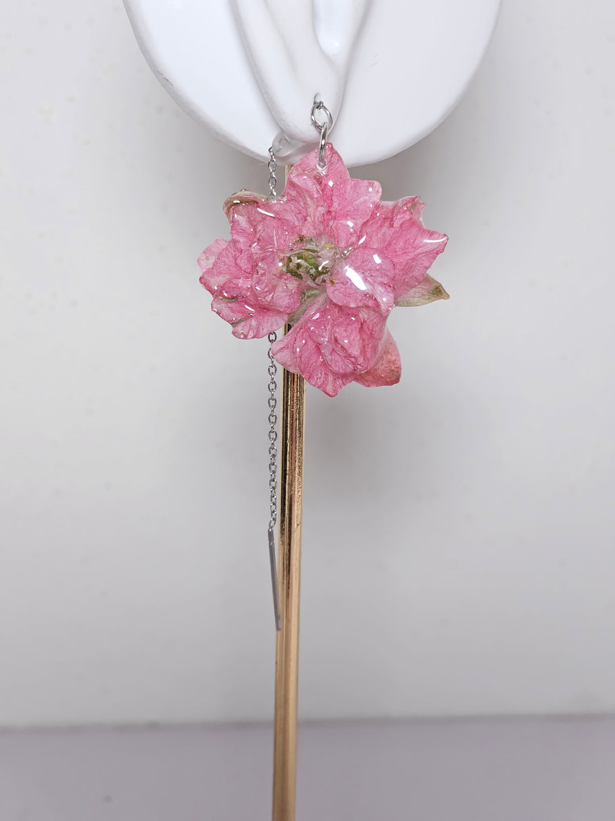 Aretes de Espuela de Caballero Rosa artesanal con flor natural preservada; material: acero inoxidable y resina