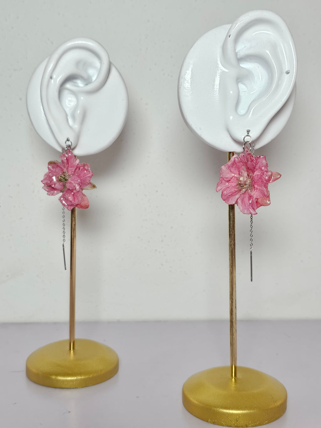 Aretes de Espuela de Caballero Rosa artesanal con flor natural preservada; material: acero inoxidable y resina, vista 2