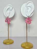 Aretes de Espuela de Caballero Rosa artesanal con flor natural preservada; material: acero inoxidable y resina, vista 2