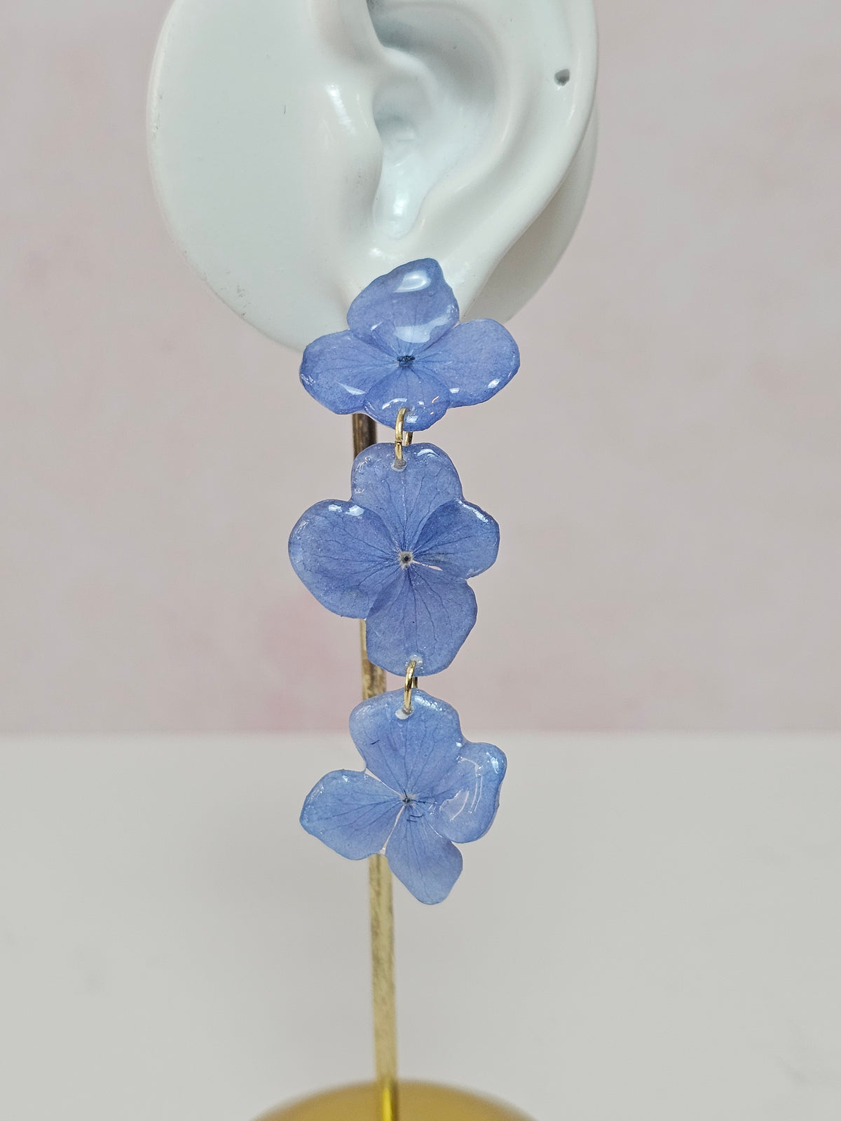 Aretes de Hortensia Azul artesanal con flor natural preservada; material: acero inoxidable