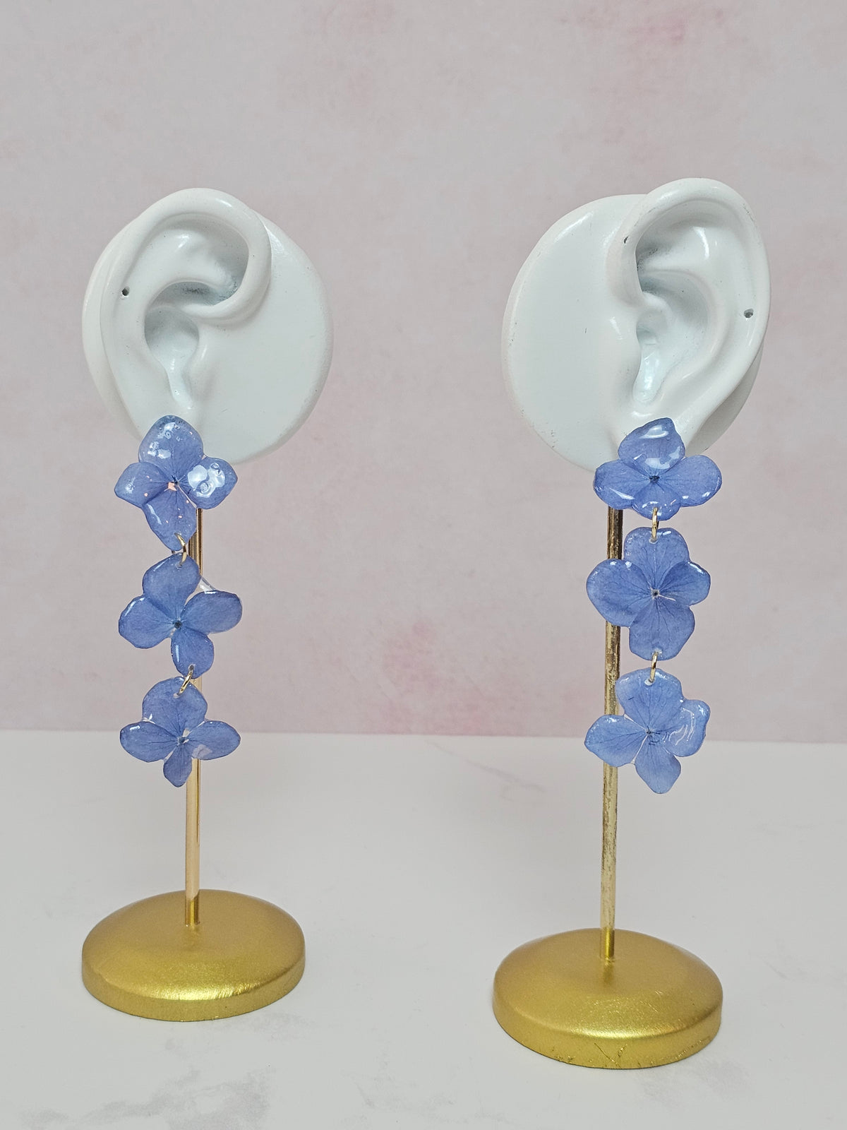 Aretes de Hortensia Azul artesanal con flor natural preservada; material: acero inoxidable, vista 2