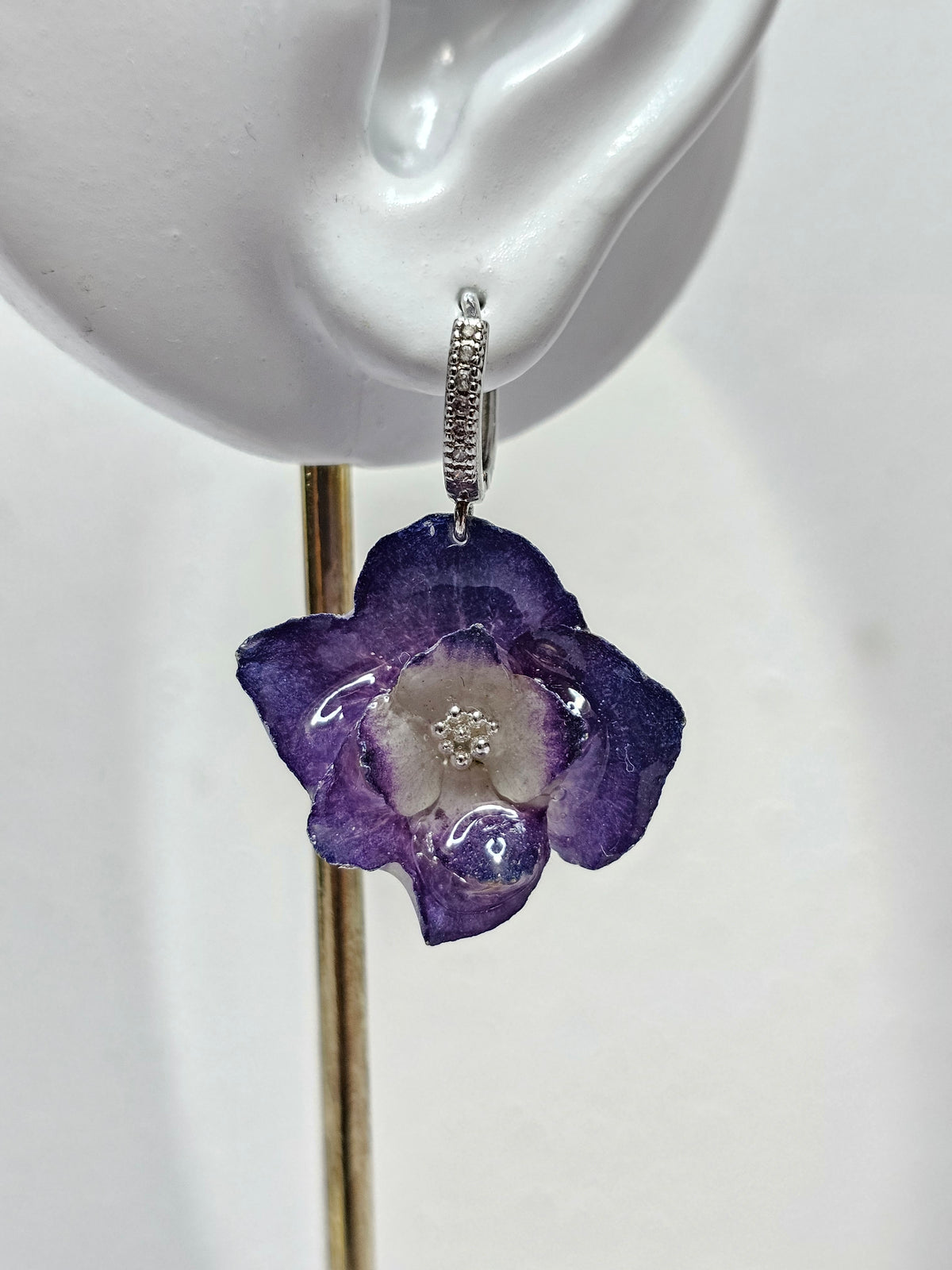 Aretes de Hortensia Morada artesanal con flor natural preservada; material: acero inoxidable, vista 2