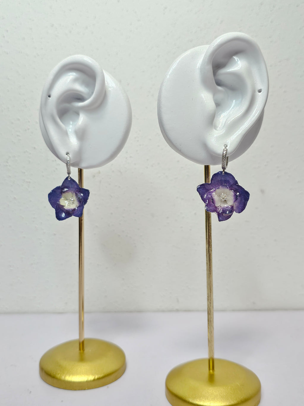Aretes de Hortensia Morada artesanal con flor natural preservada; material: acero inoxidable, vista 3