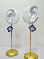 Aretes de Hortensia Morada artesanal con flor natural preservada; material: acero inoxidable, vista 3