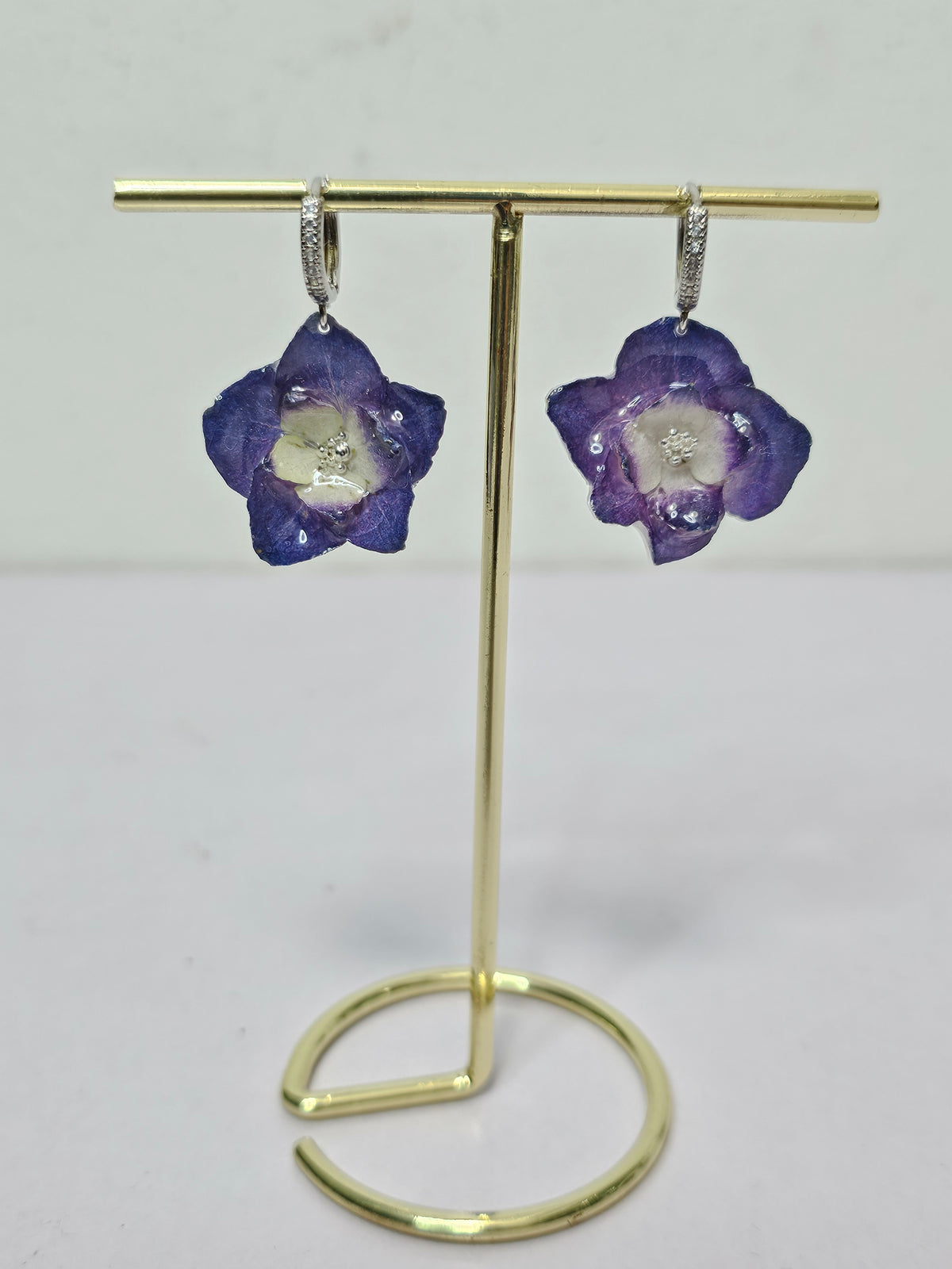 Aretes de Hortensia Morada artesanal con flor natural preservada; material: acero inoxidable, vista 4